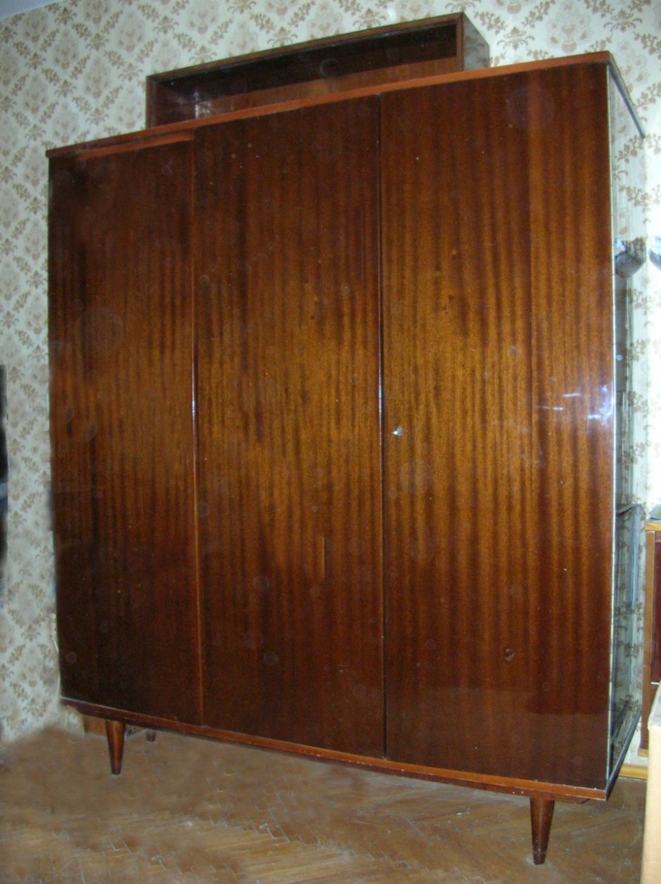 Старинный деревянный шкаф