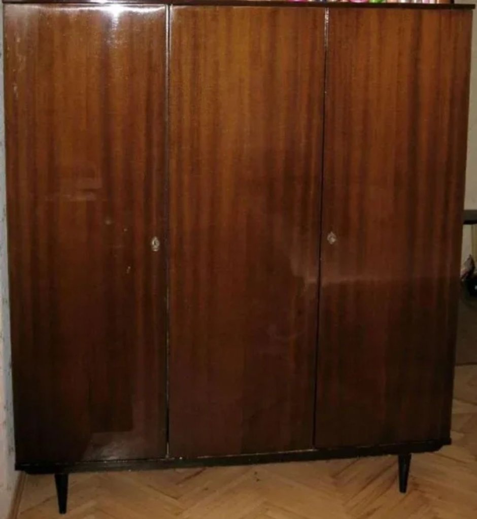 Платяной шкаф антик