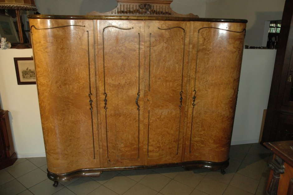 Шкаф СССР полированный трехстворчатый коричневый снизу с дверкой