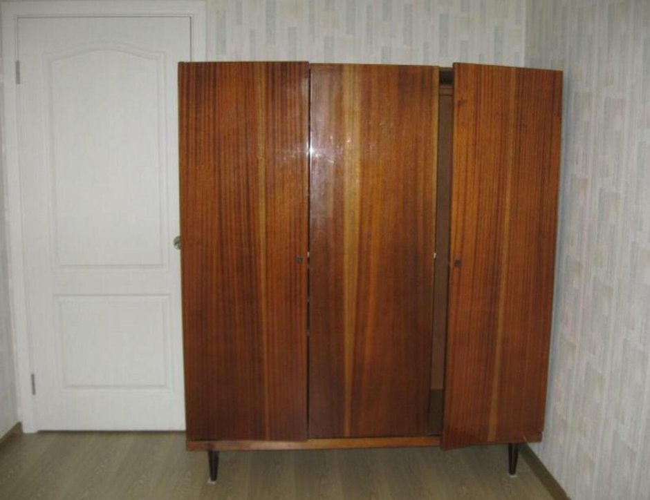 Шкаф СССР полированный трехстворчатый коричневый снизу с дверкой