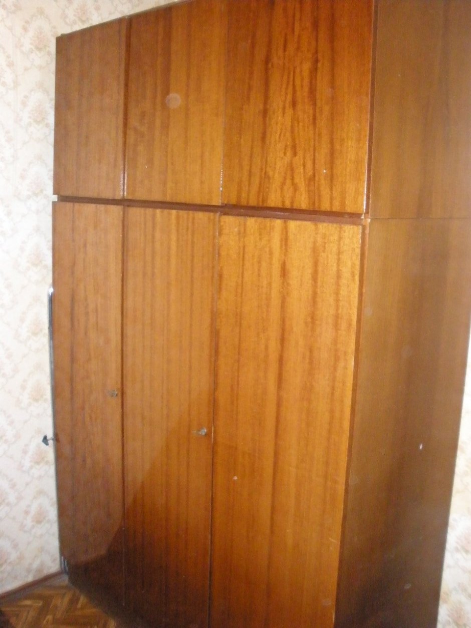 Шкаф из дерева в деревенском стиле