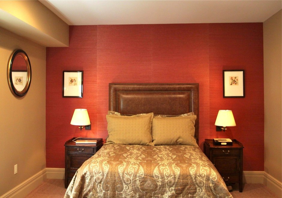 Стены терракотового цвета в спальне