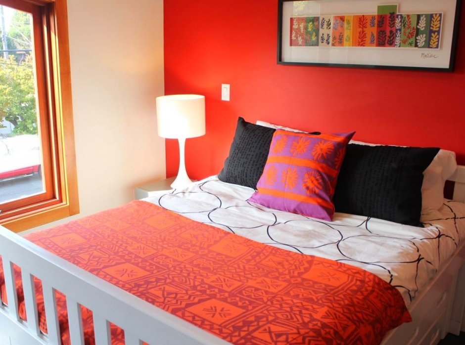 Красно-оранжевая спальня