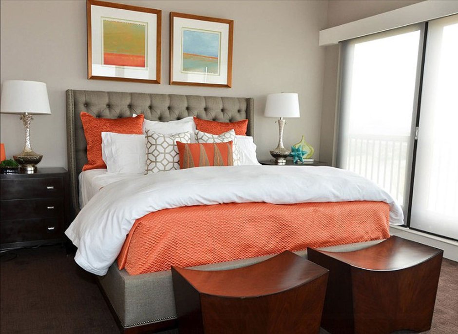 Спальня в серых и оранжевых тонах