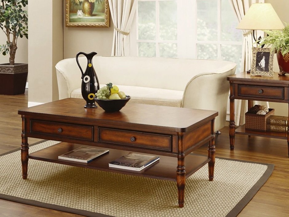 Деревянный журнальный столик в интерьере гостиной