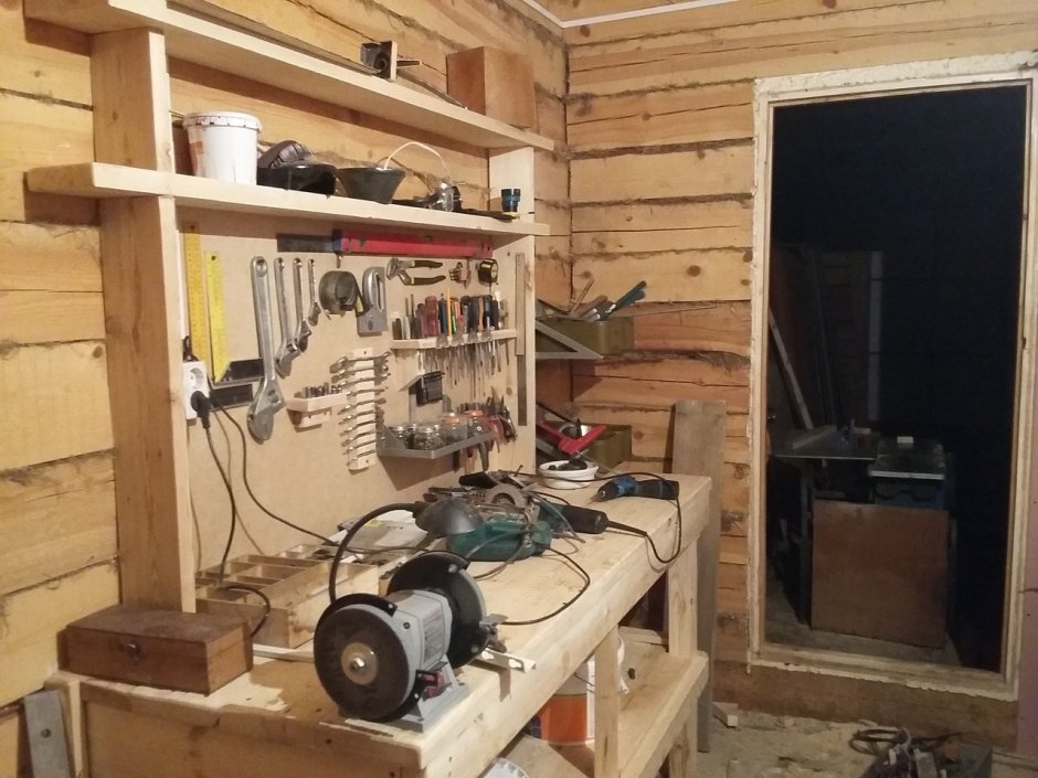 Маленькая столярная мастерская в гараже
