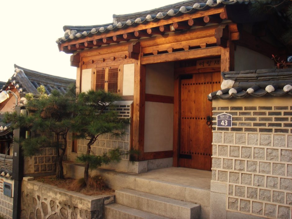 Корейский дом около улицы и магазин