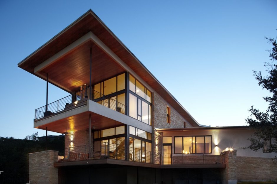 Дизайнерский дом с балконом