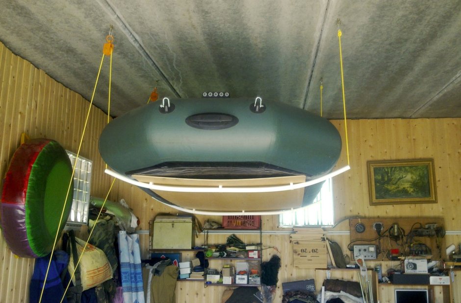 Надувная лодка в гараже