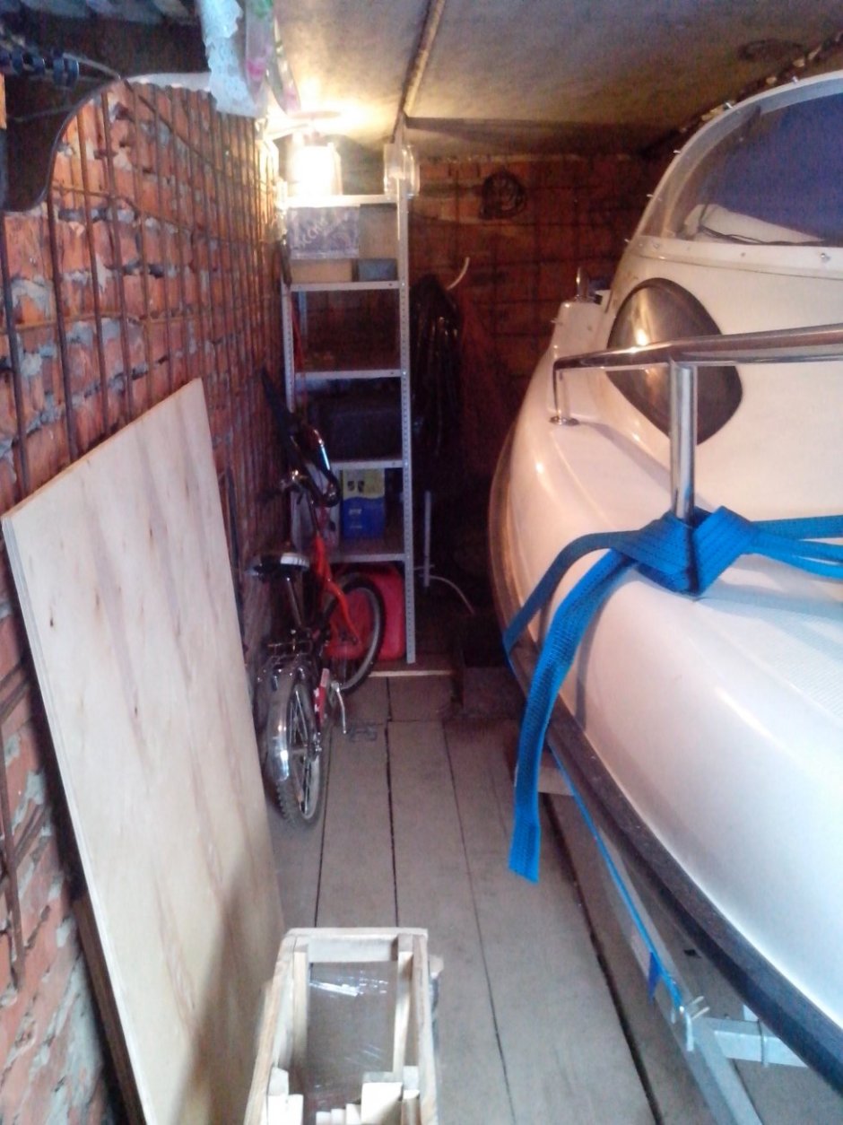 Надувная лодка в гараже