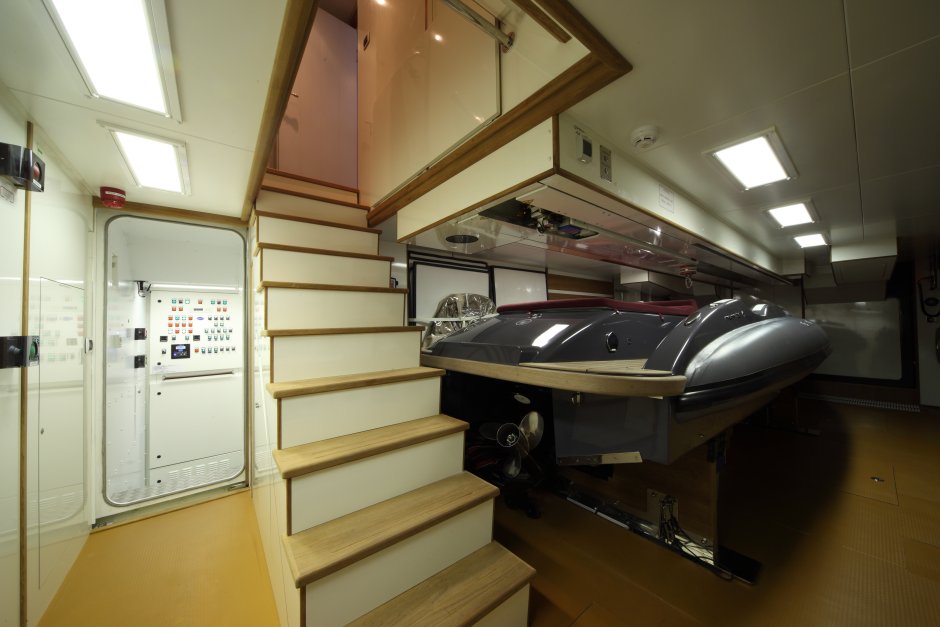 Дом с гаражом для яхты