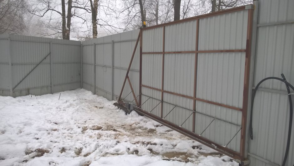 Защита откатных ворот от снега