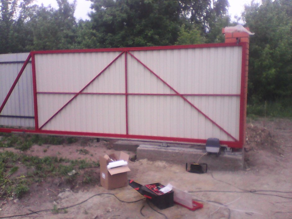 Антивандальный кожух для привода откатных ворот