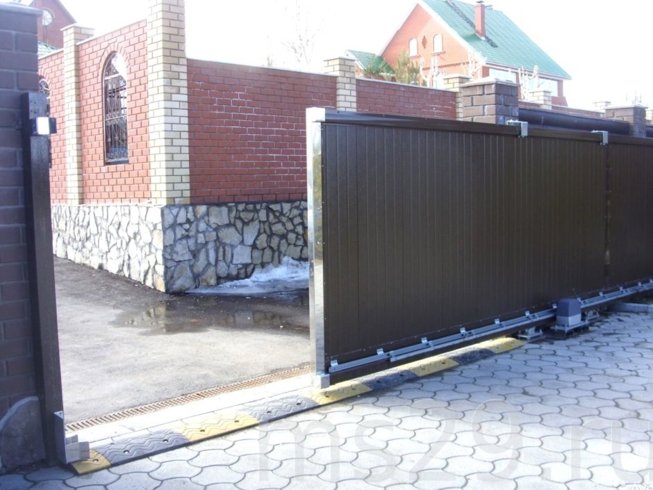 Откатные ворота с решеткой сверху