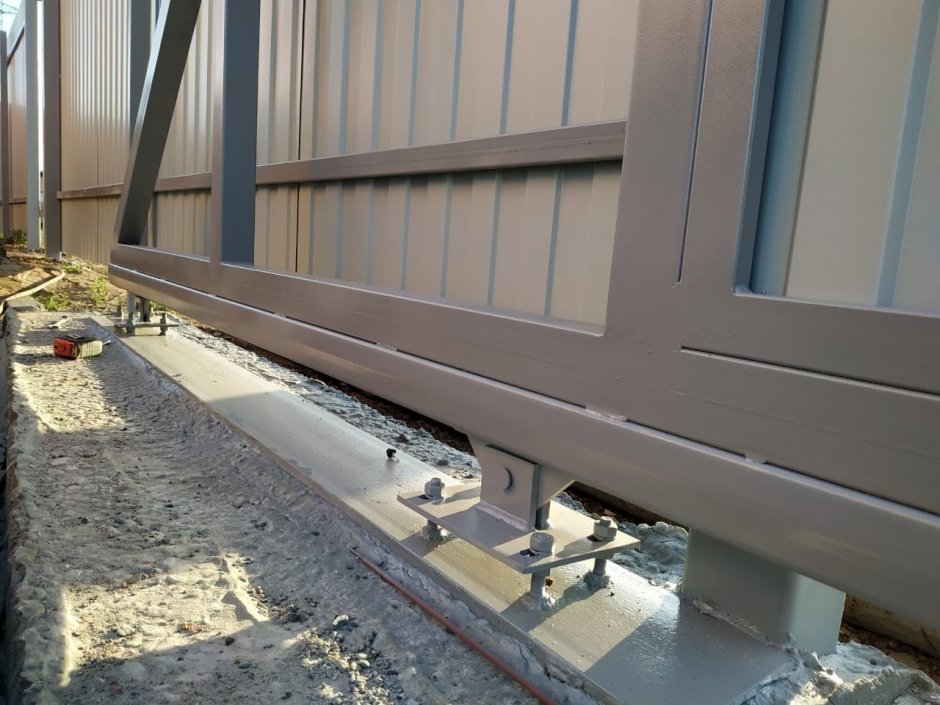 Щетка на откатные ворота снизу