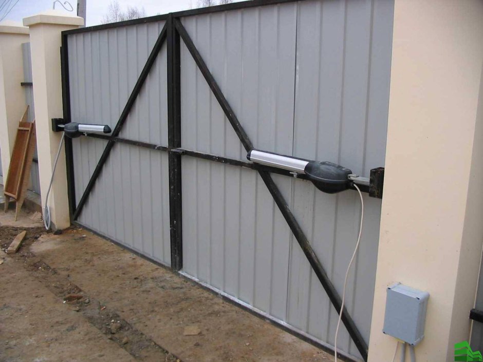 Монтаж привода Алютех для откатных ворот