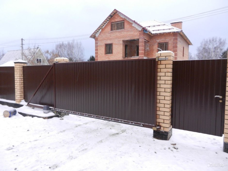 Крепление ловителя откатных ворот