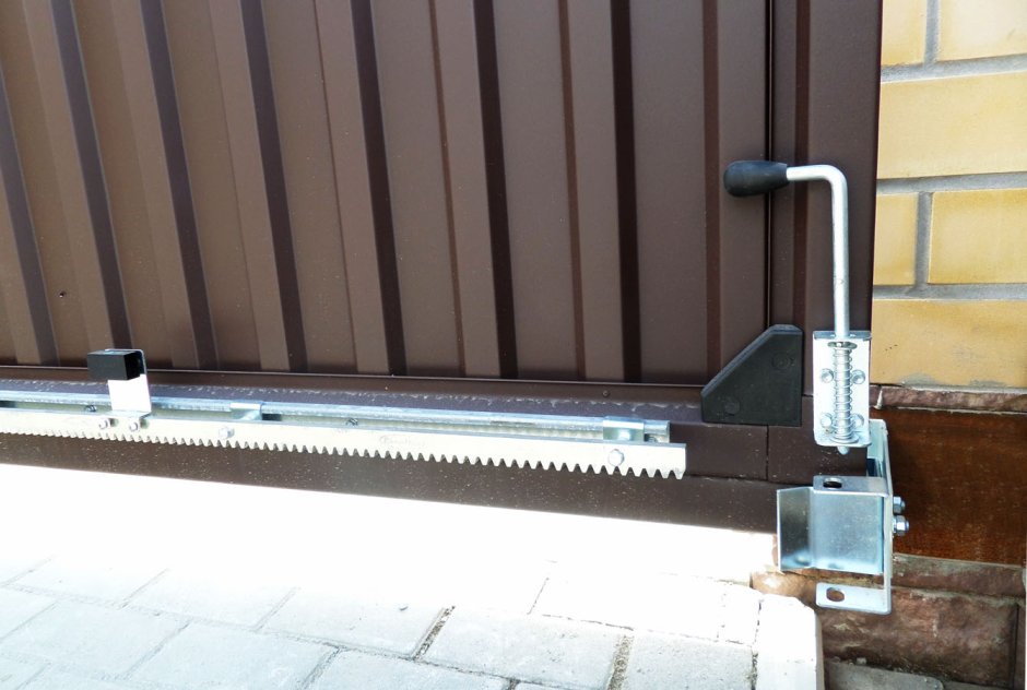 Засов на откатные ворота Алютех