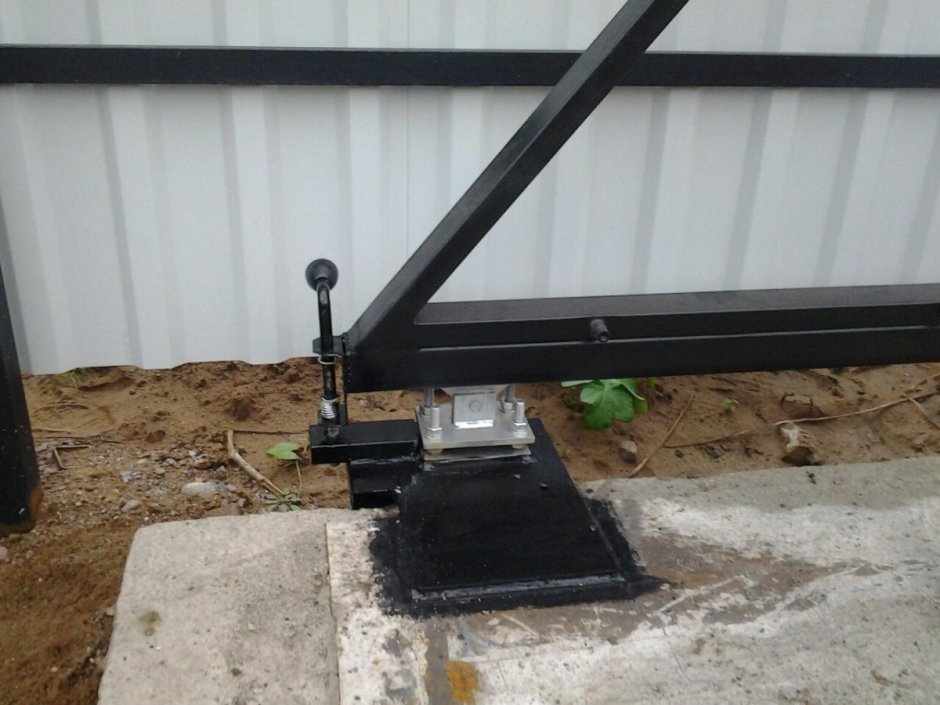 Запор для откатных ворот