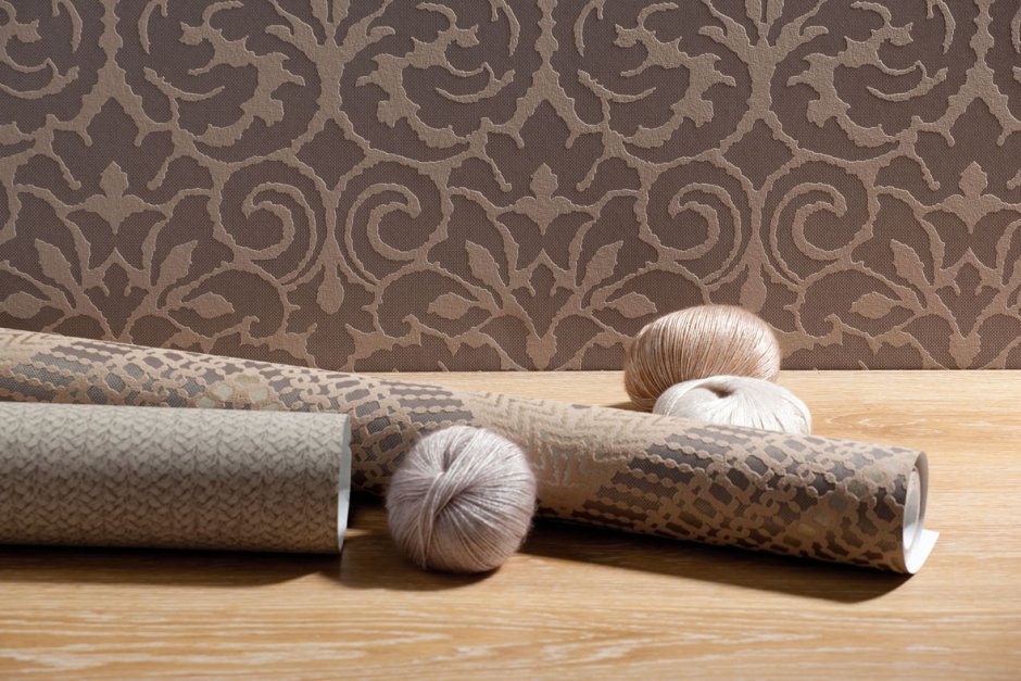 Девушка клеит обои