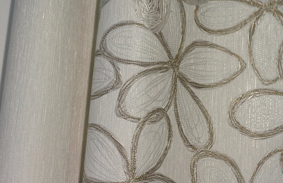 Клеить обои