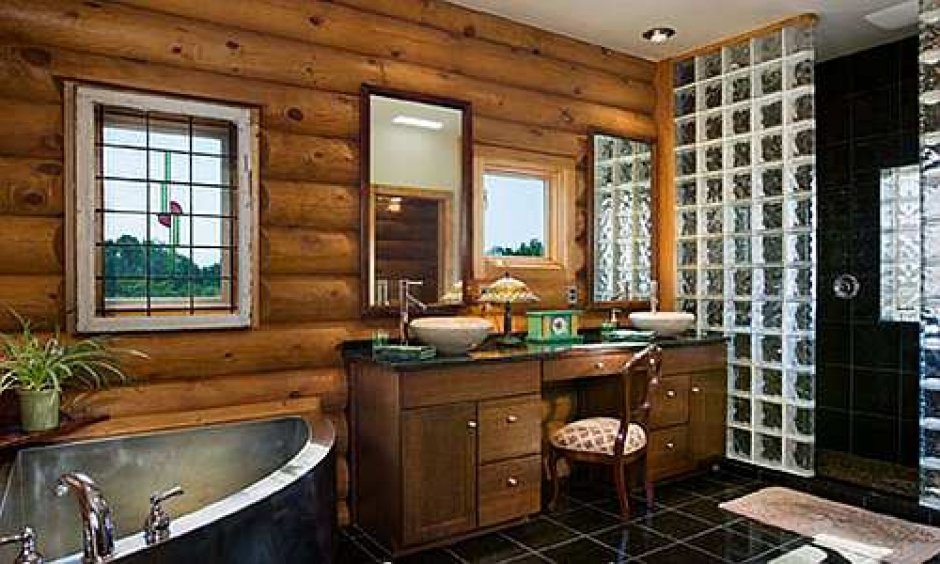 Ванная комната в деревянном доме из бревна