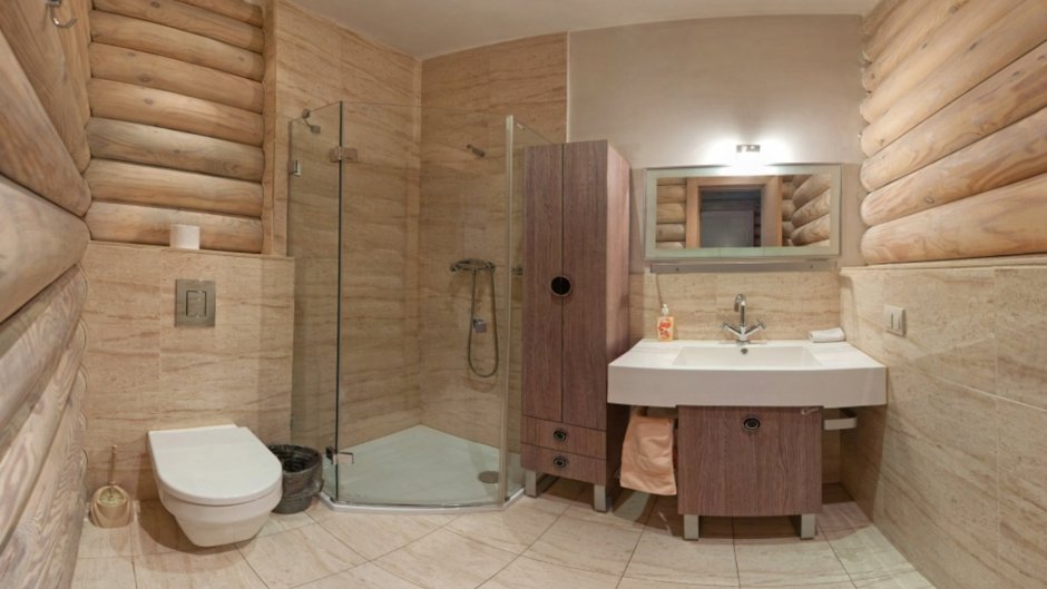 Интерьер ванной комнаты с душевой кабиной в срубовом доме