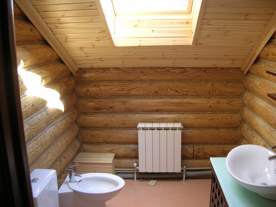 Туалет в деревянном бревенчатом доме