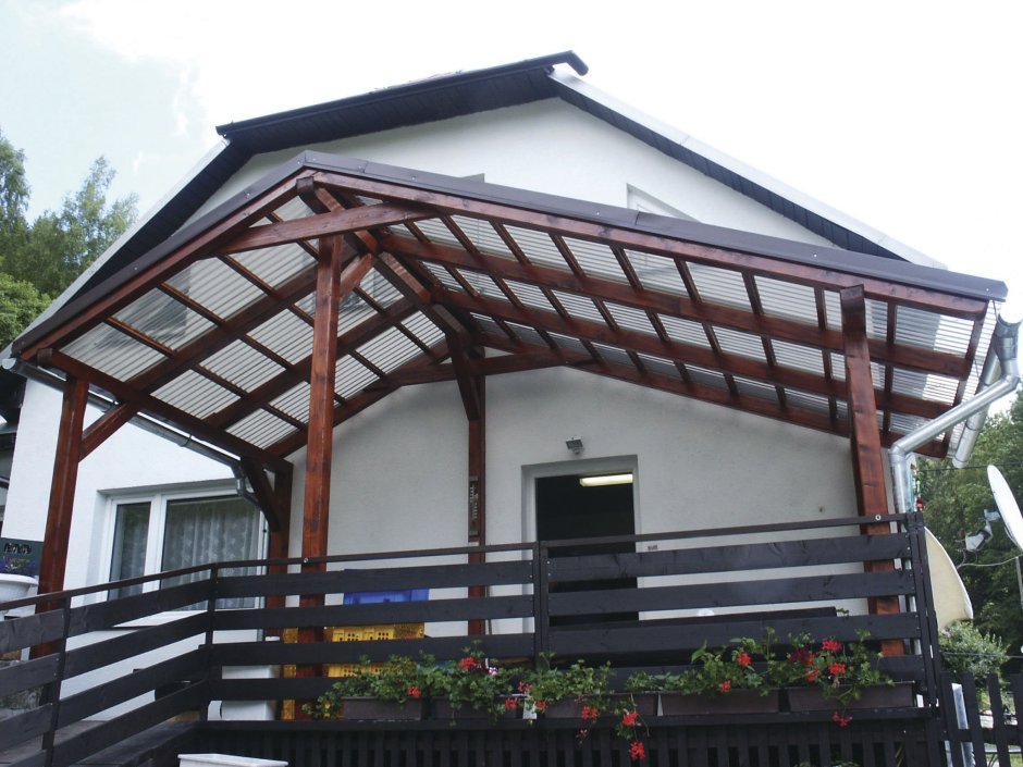 Веранда с двухскатной крышей