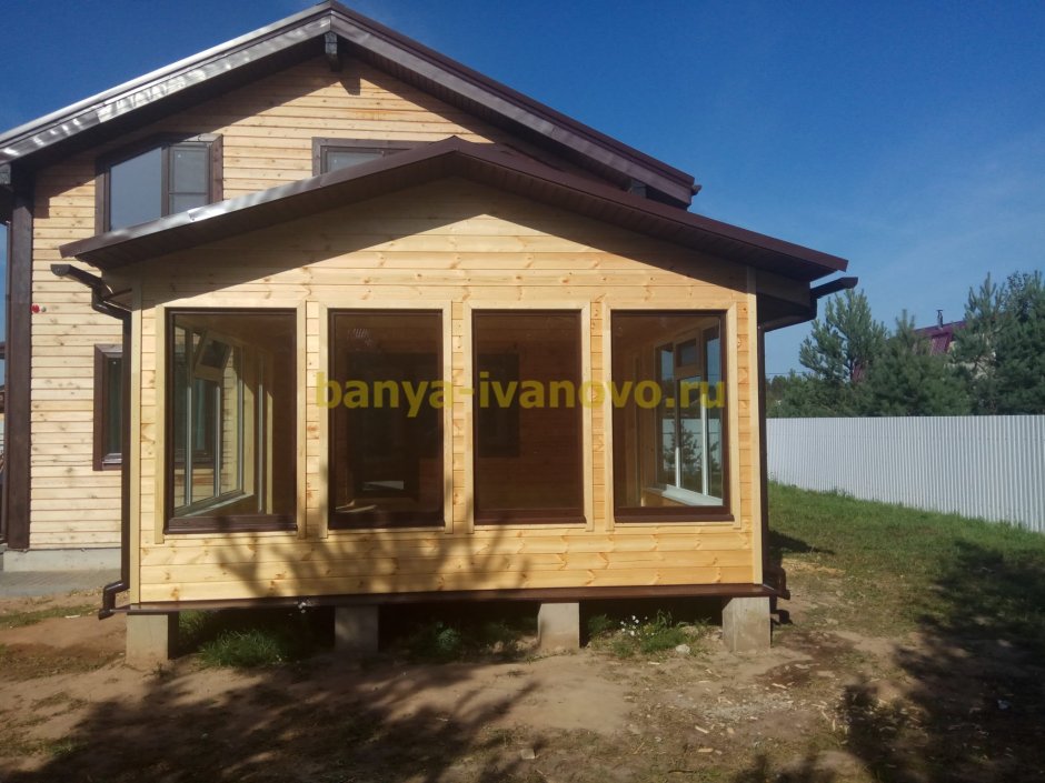 Закрытая веранда к дому с двускатной крышей