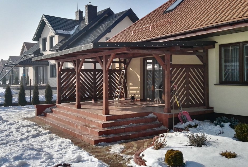 Деревянная веранда к кирпичному дому