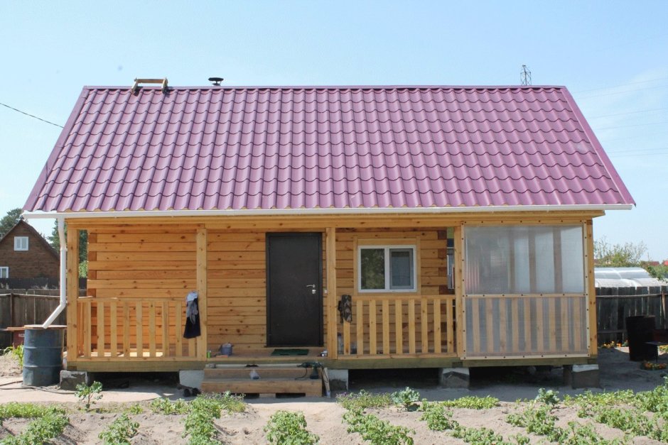 Баня с односкатной крышей и террасой и зоной барбекю