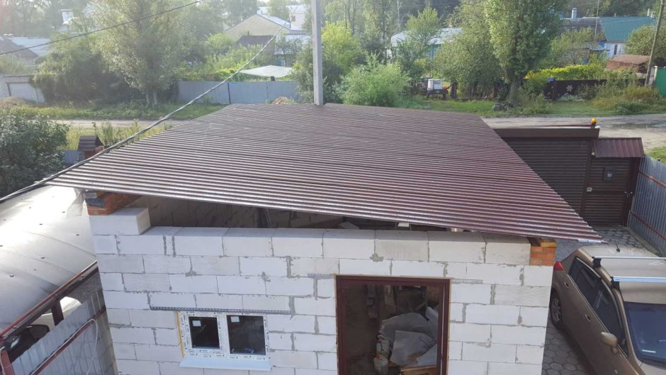 Односкатная крыша гаража из шифера