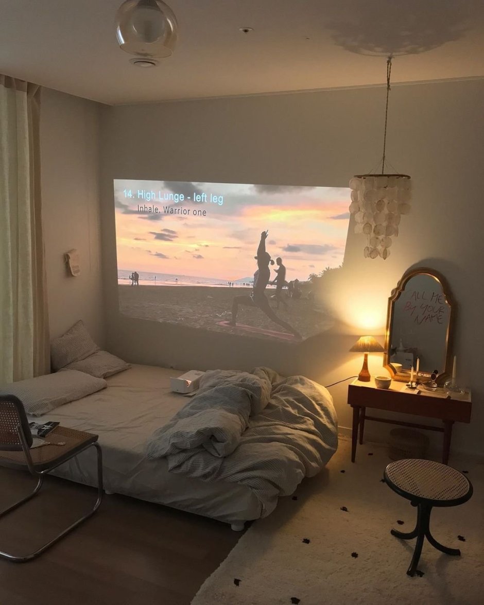 Уютная комната с проектором