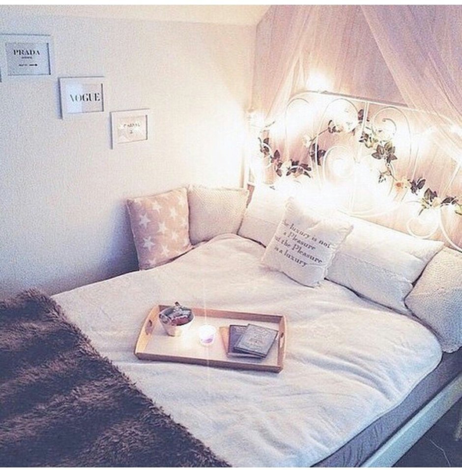 Милая комната с кроватью