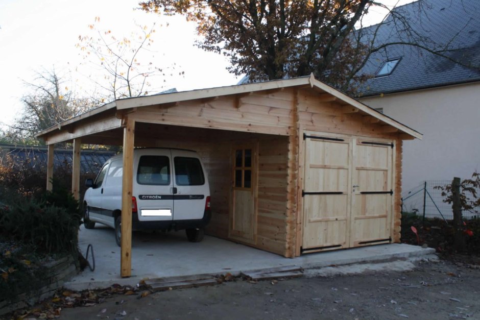 Деревянный маленький гараж