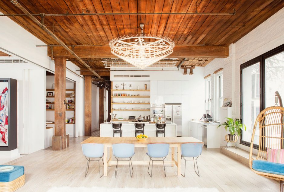 Потолок из дерева в стиле лофт