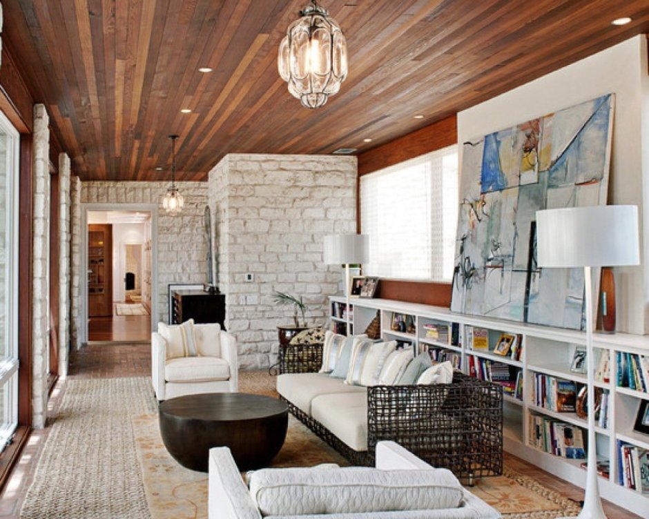 Белый кирпич и дерево в интерьере