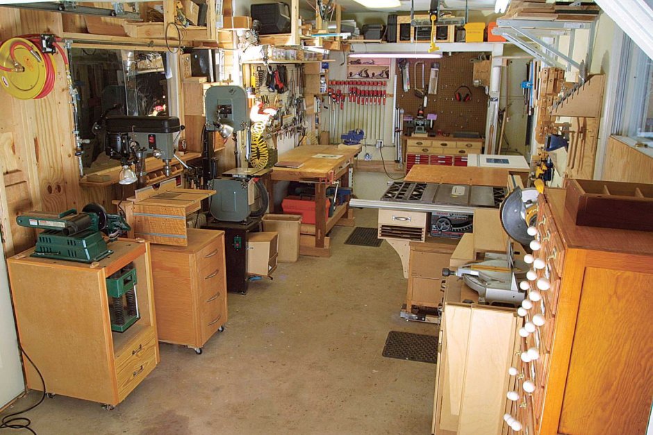 Столярная мастерская в гараже