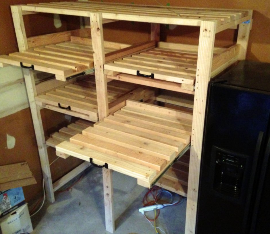 Деревянные стеллажи в сарае