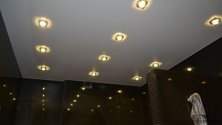 Расположение светильников на натяжном потолке с люстрой