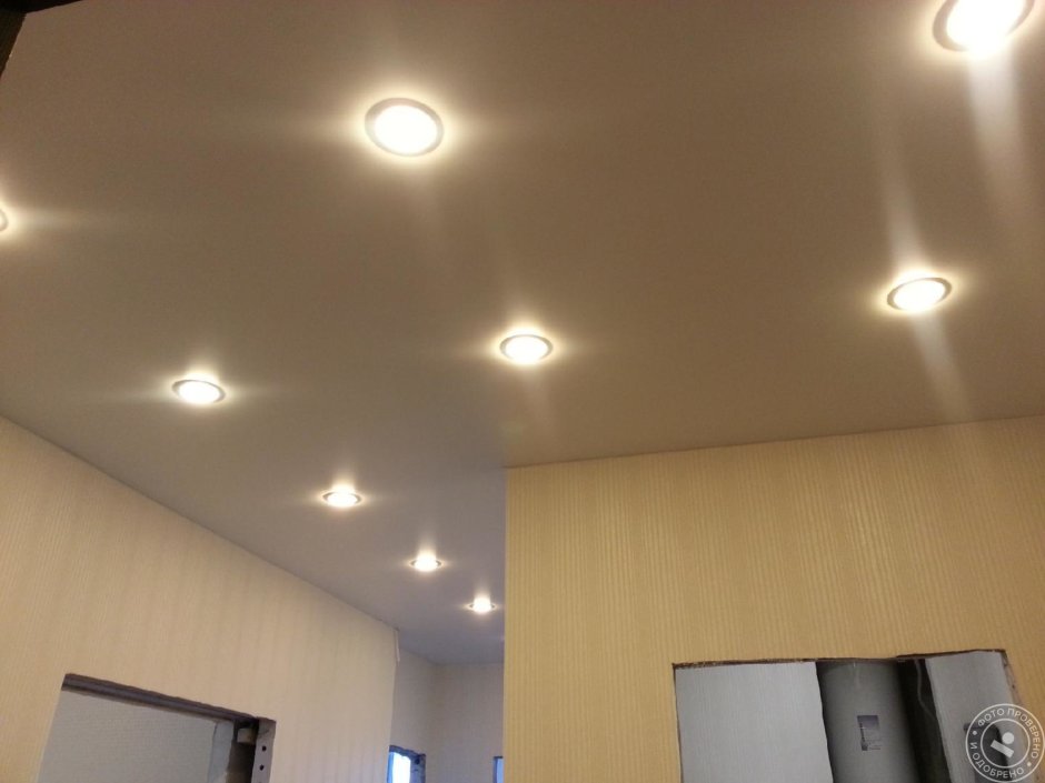 Расположение светильников на натяжном потолке