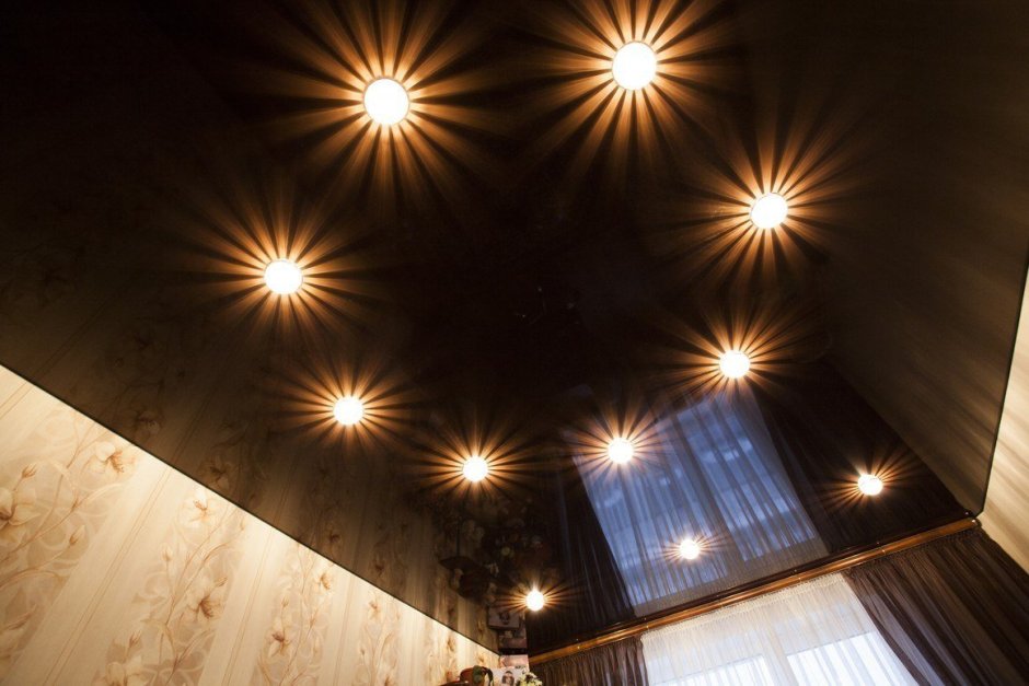 Натяжные потолки с люстрой и светильниками