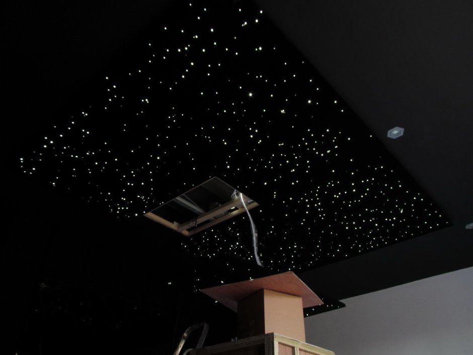 Черный потолок со звездами