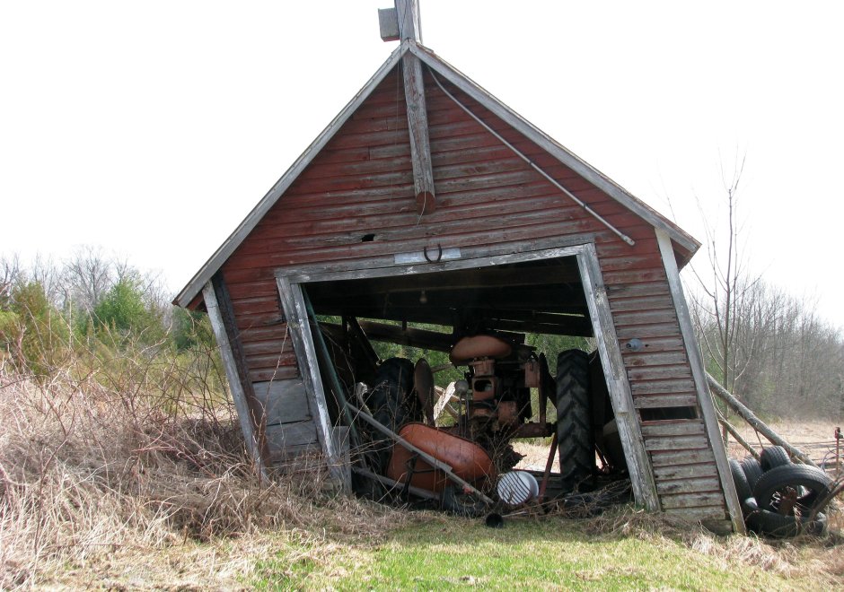Деревянный гараж для трактора