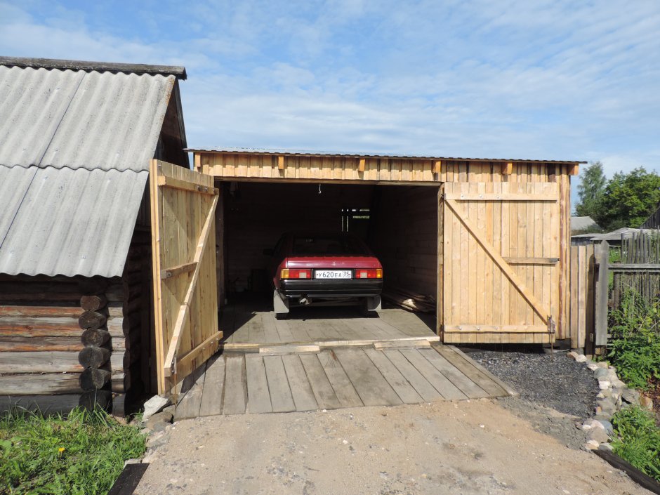 Деревянный гараж в деревне
