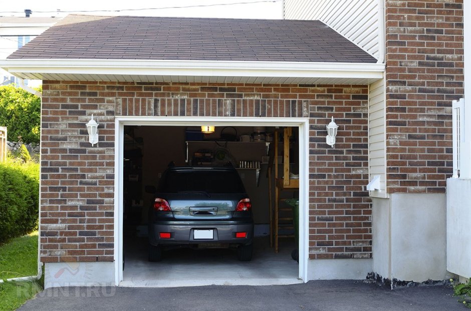 Небольшой гараж из кирпича