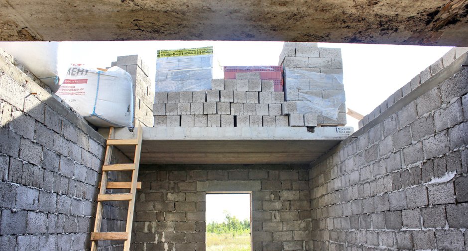 Перекрытие плитами стен из керамзитобетонных блоков
