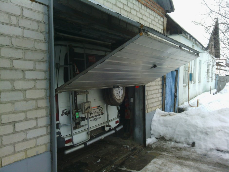 Подъемно складные ворота для гаража