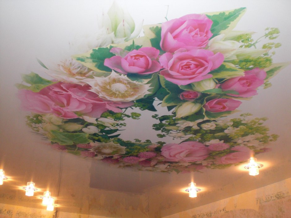 Натяжные потолки с цветами